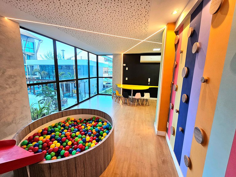 Incrível Sunny hall com vista interna em Porto