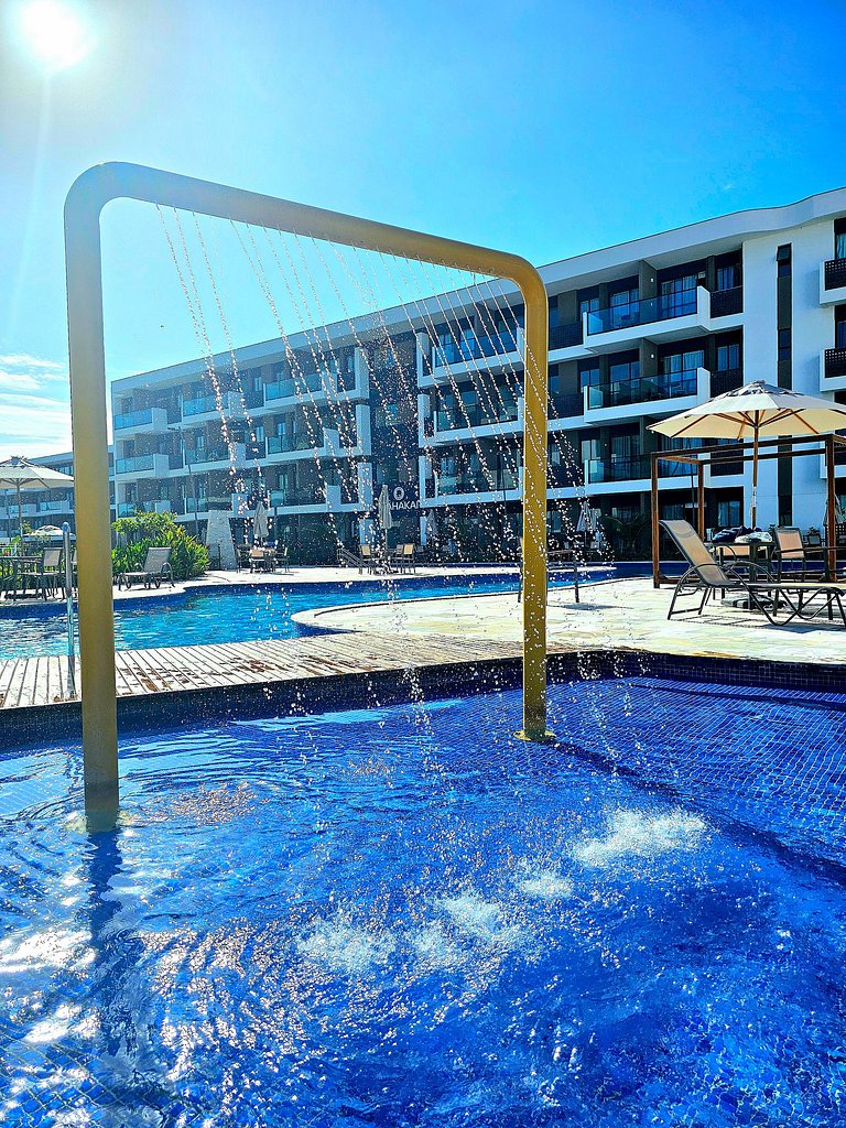 Incrível térreo, frente piscina no Makia Beach