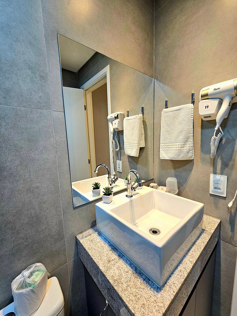 Luxo com 2 quartos no Centrinho de Porto #204