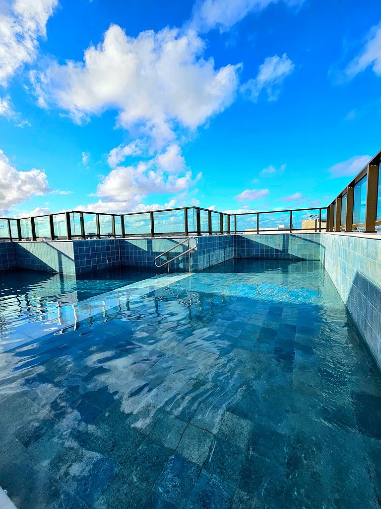 Luxo com Piscina Privativa no Centrinho de Porto