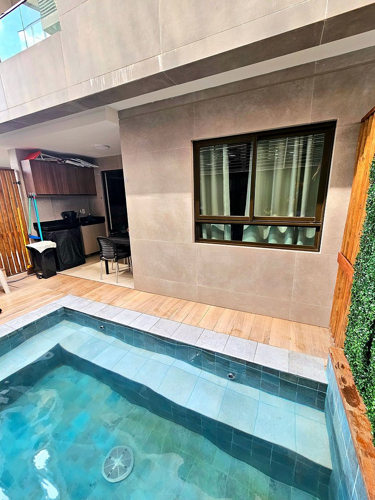 Luxo com Piscina Privativa no Centrinho de Porto