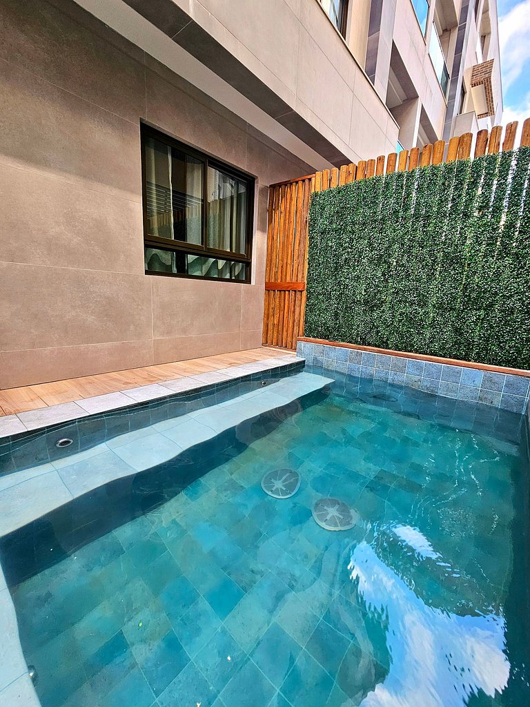 Luxo com Piscina Privativa no Centrinho de Porto